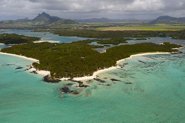 Ещё один пляж Маврикия, на который люди практически не приходят (фото Jack Abuin / ZUMA Press / Corbis).